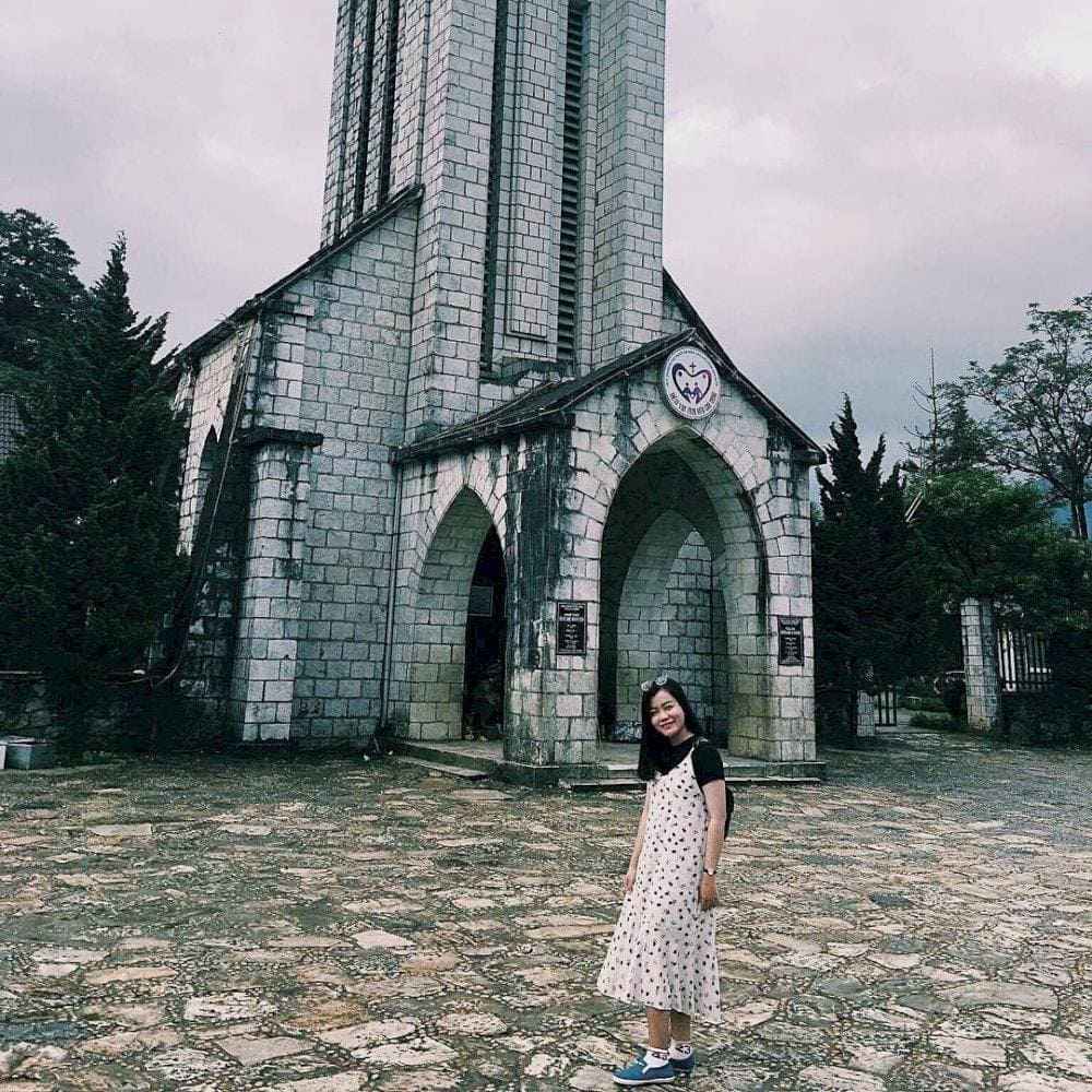 Gợi ý trang phục đi chơi nhà thờ đá tại Sapa (Nguồn: Internet)